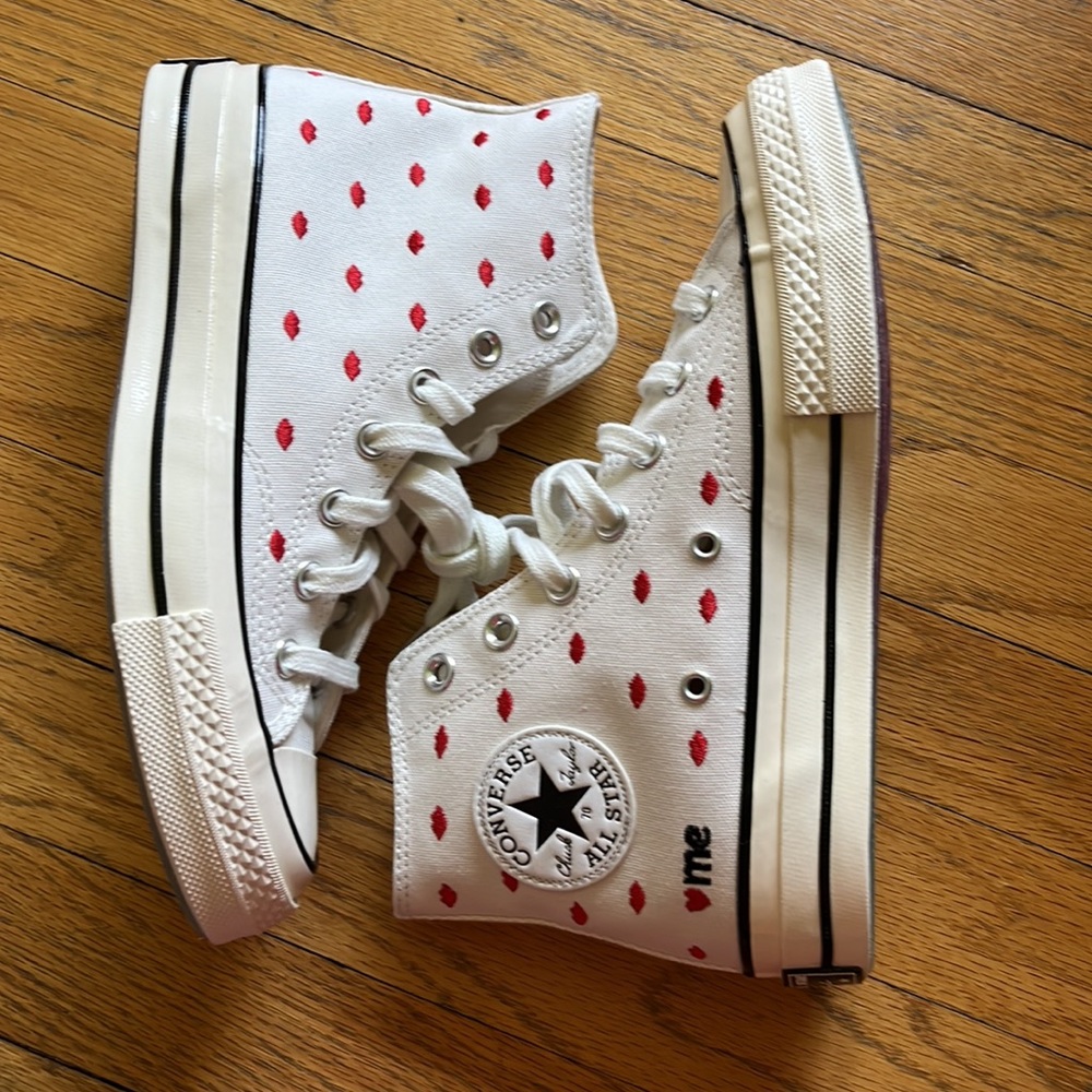 SOLD - Converse Chuck 70 Embroidered Lips High Top